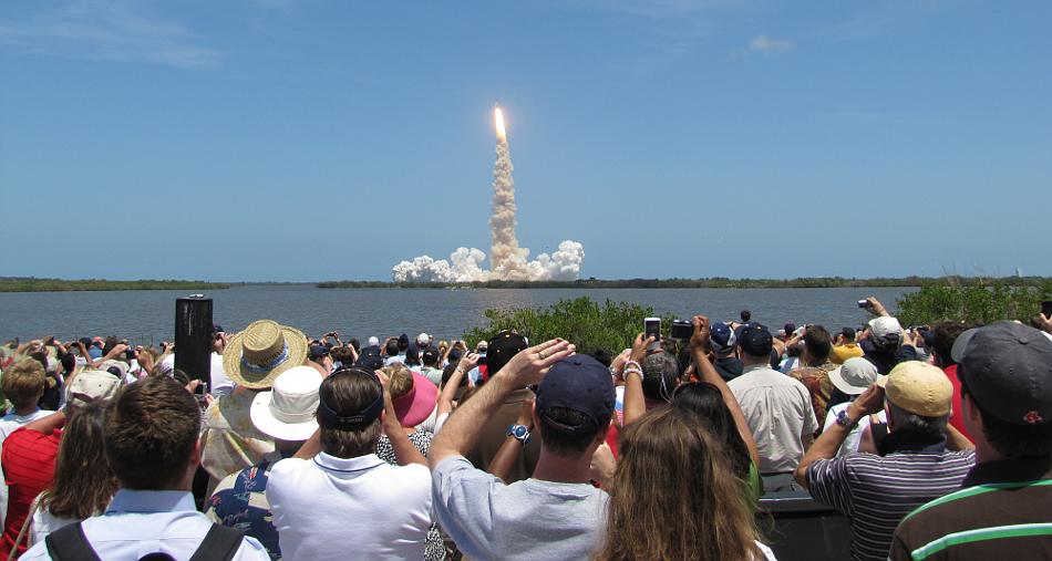 Crowd photograping the Space Shuttle Atlantic launch