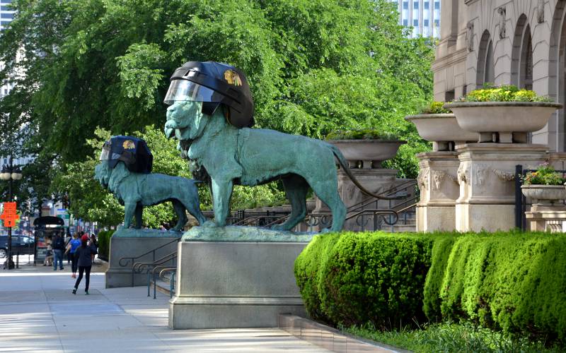 Blackhawks helmets on the Art Institute of Chicago lion statues